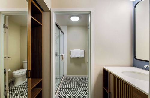 Eastwick Hotel | Convenient Stay, Superb Location! Short Drive to Philadelphia Zoo! Pets Allowed!