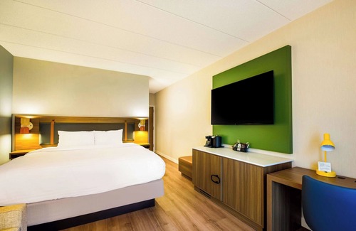 Eastwick Hotel | Convenient Stay, Superb Location! Short Drive to Philadelphia Zoo! Pets Allowed!