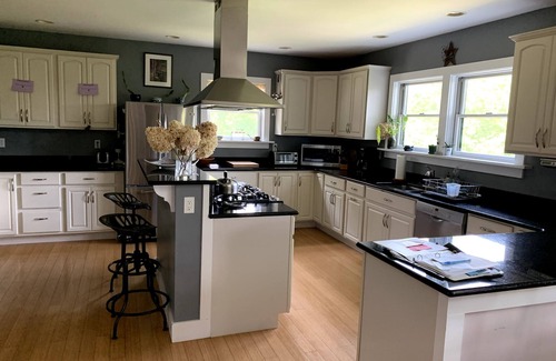 Charlotte House | Convenient to Burlington and Lake Champlain- July 4th week last min. spec.