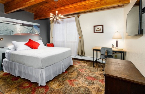 Spenard Apartment | Conveniently located loft apartment with fireplace & private washer/dryer