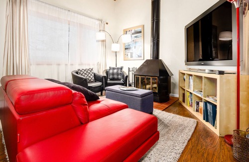 Spenard Apartment | Conveniently located loft apartment with fireplace & private washer/dryer