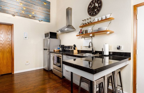 Spenard Apartment | Conveniently located loft apartment with fireplace & private washer/dryer