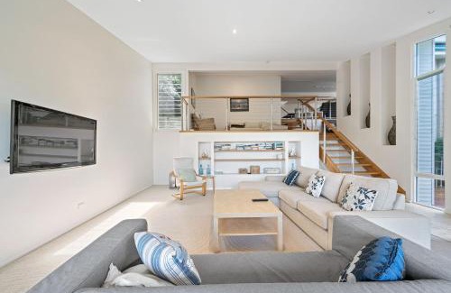 Copacabana House | Copa Sunset Surprise - Modern and Stylish Simplicity