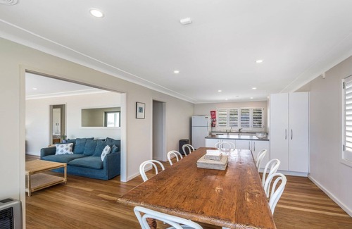 Pearl Beach House | Coral Sea - Waterfront with Pool