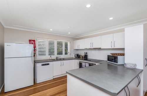 Pearl Beach House | Coral Sea - Waterfront with Pool