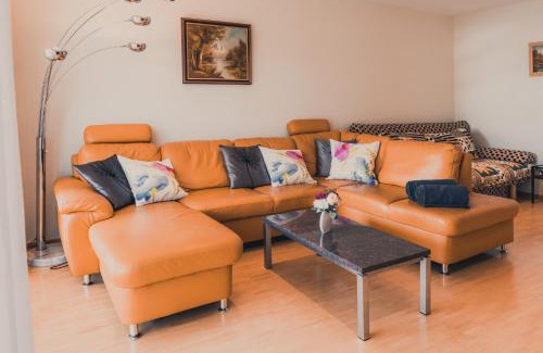 Koblach Apartment | Coraline -Koblach, 6-10 P, 3 Schlafzimmer, Küche, riesige Terrasse, Parkplatz, WiFi, Stellplatz Ski