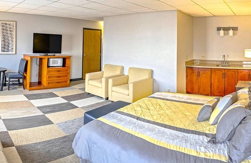 Fairfield Hotel | Coratel Inn by Jasper Iowa Fairfield - 1 King Suite with Sofa Bed Non Smoking