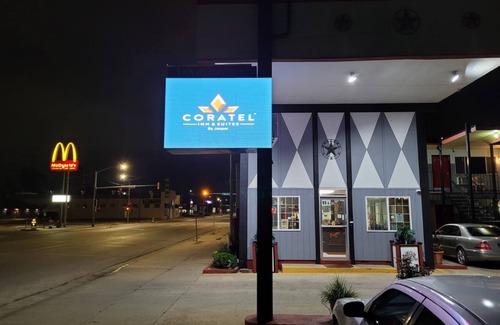 Hutchinson Hotel | Coratel Inn & Suites by Jasper Hutchinson - 1 King Suite with Sofa NS