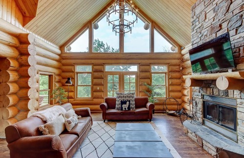 Fiddler Lake Resort Ski Chalet | Corpo friendly, huge log chalet