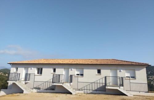 Eccica-Suarella Apartment | Corri bianchi