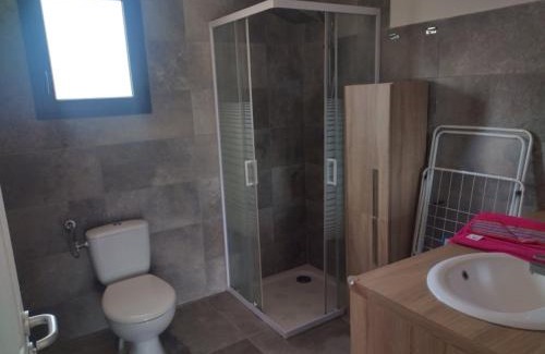 Eccica-Suarella Apartment | Corri bianchi