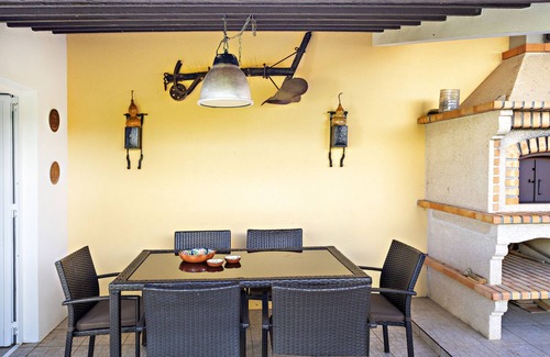 Vila Real Santo Antonio Ski Chalet | Cosy, with backyard and barbecue area