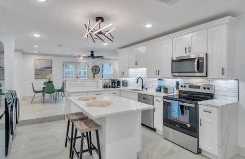 Tulane - Gravier House | Cosmopolitan Luxury in NOLA: 4BR, 3BA Mid-City Suite - Minutes from Downtown w/Pool and hot tub