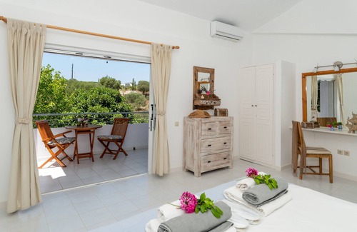 Svoronata Hotel | Costa Avithos