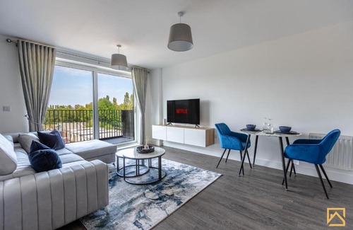 Milton Keynes Apartment | Cosy 1 bed near peaceful canal By Valore Property Services