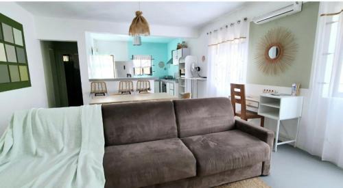 La Preneuse House | Cosy 2BD Home-Only 7 Mins walk to La Preneuse Beach & Shops