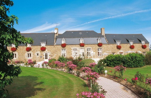 Saint-Jouan-des-Guerets Apartment | Cosy apartment for 5 guests with WIFI, pool, TV and terrace