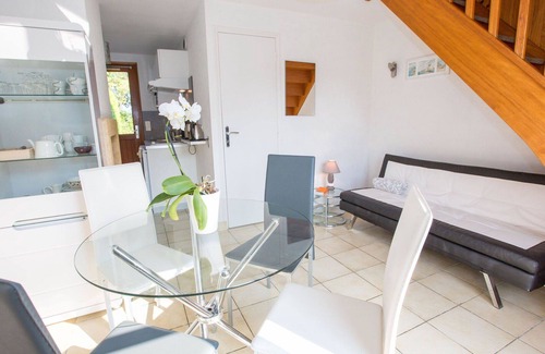 Saint-Jouan-des-Guerets Apartment | Cosy apartment for 4 people with WIFI, pool, TV and terrace