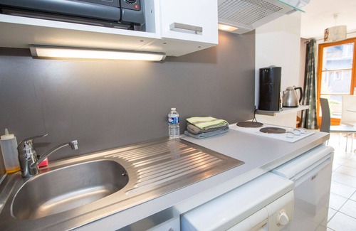 Saint-Jouan-des-Guerets Apartment | Cosy apartment for 4 people with WIFI, pool, TV and terrace