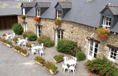 Saint-Jouan-des-Guerets Apartment | Cosy apartment for 4 people with WIFI, pool, TV and terrace