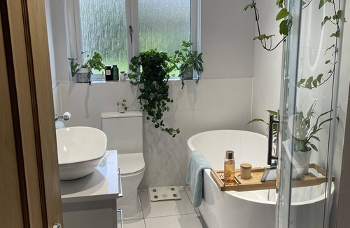 Fintry House | Cosy and quiet garden suite in village home