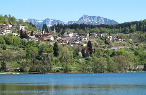 Calceranica al Lago Apartment | Cosy apartment for 4 guests with TV, balcony, pets allowed, panoramic view and parking