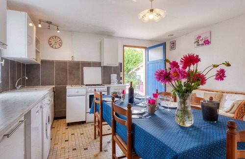 Jau-Dignac-et-Loirac House | Cosy apartment in villa for 5 guests with WIFI and TV