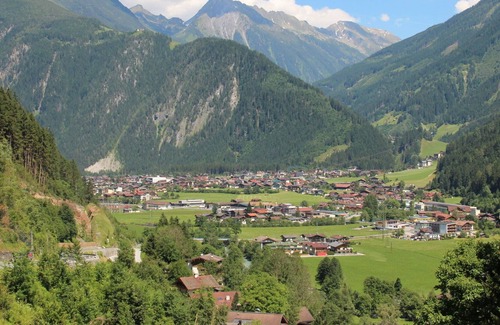 Hainzenberg Apartment | Cosy apartment for 6 people with WIFI, TV, patio and parking