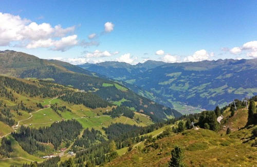 Hainzenberg Apartment | Cosy apartment for 6 people with WIFI, TV, patio and parking