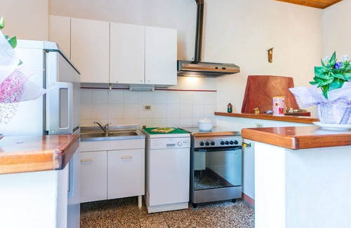 Rosignano Marittimo Villa | Cosy apartment in villa for 10 guests with pool, TV and pets allowed