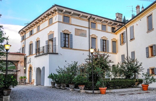 Colognola ai Colli Apartment | Cosy apartment for 8 people with A/C, pool, WIFI and TV, close to Verona