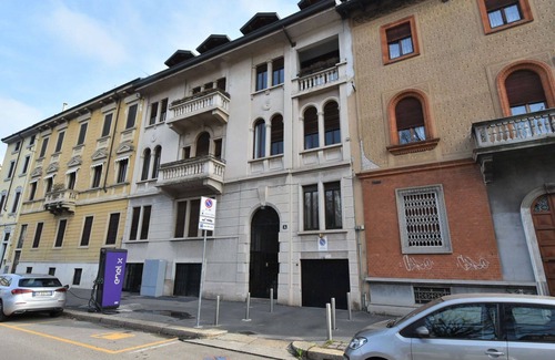 Milan Apartment | Cosy apartment for 10 people with WIFI, A/C, TV and balcony