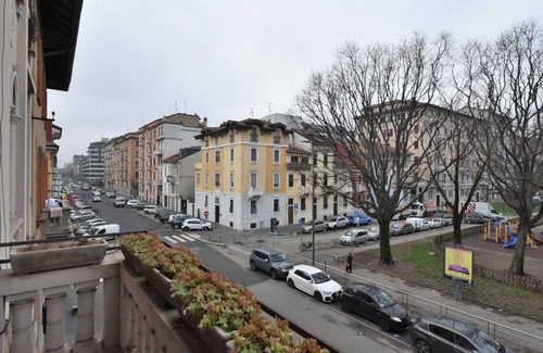 Milan Apartment | Cosy apartment for 10 people with WIFI, A/C, TV and balcony