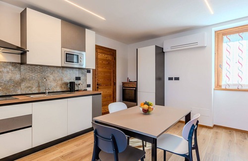Verceia Apartment | Cosy apartment for 2 guests with A/C, WIFI, TV and balcony