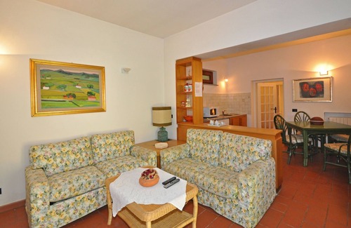 Pitigliano Apartment | Cosy apartment for 3 people with pool, TV and parking