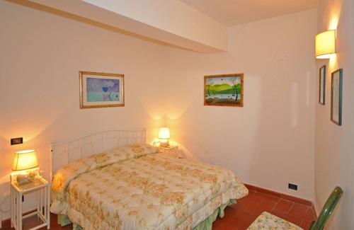 Pitigliano Apartment | Cosy apartment for 3 people with pool, TV and parking