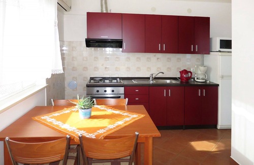 Ravni Apartment | Cosy apartment for 4 guests with WIFI, A/C, TV and balcony