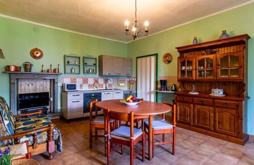 Dongo Apartment | Cosy apartment for 5 guests with WIFI, TV, patio and pets allowed