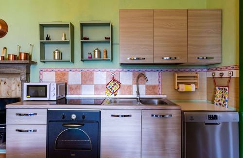 Dongo Apartment | Cosy apartment for 5 guests with WIFI, TV, patio and pets allowed