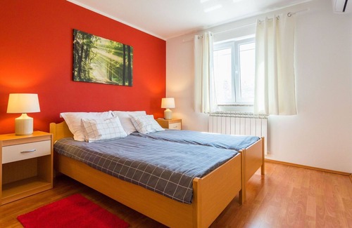 Zbandaj Apartment | Cosy apartment for 6 people with pool, WIFI, A/C, TV, terrace, pets allowed and parking