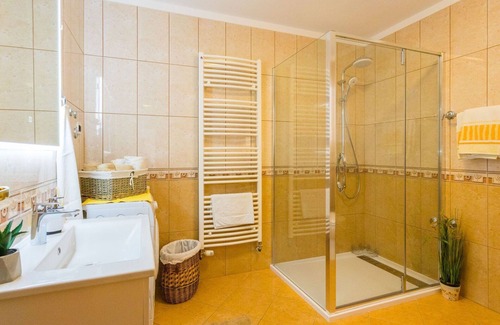 Zbandaj Apartment | Cosy apartment for 6 people with pool, WIFI, A/C, TV, terrace, pets allowed and parking