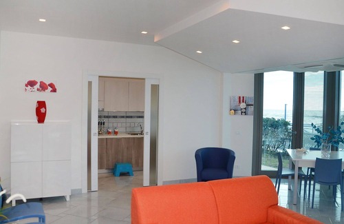 Terracina Apartment | Cosy apartment for 8 people with WIFI, pool, A/C, TV, balcony and pets allowed