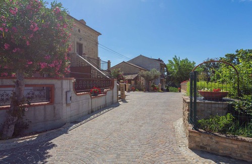 Crecchio House | Cosy apartment in villa for 4 guests with pool, WIFI, TV, terrace and pets allowed