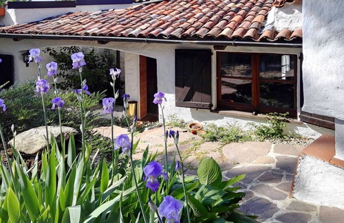 Leggiuno House | Cosy apartment in villa for 6 guests with TV, terrace and pets allowed