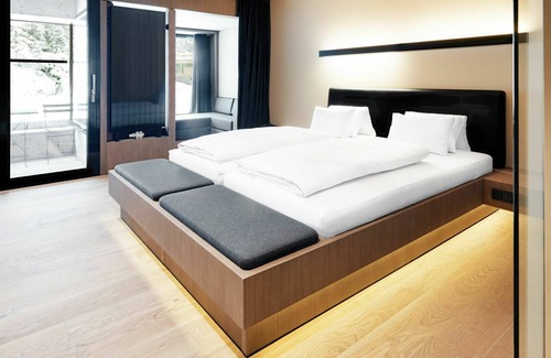 Großdorf House | Cosy apartment in villa for 8 people with pool, WIFI, TV, terrace, pets allowed and parking