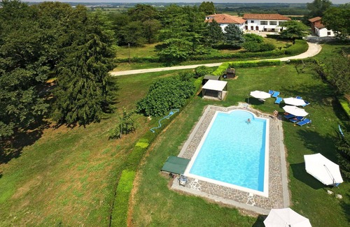 Azzano d'Asti Villa | Cosy apartment in villa for 6 people with WIFI, pool, terrace and pets allowed