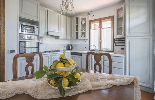 Seravezza Apartment | Cosy apartment for 6 guests with WIFI, hot tub, A/C, balcony and pets allowed