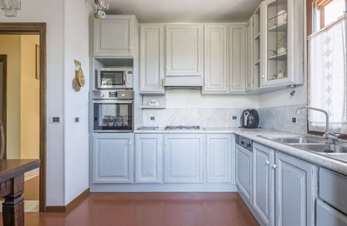 Seravezza Apartment | Cosy apartment for 6 guests with WIFI, hot tub, A/C, balcony and pets allowed