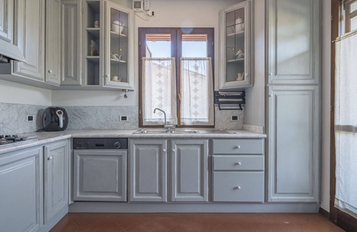 Seravezza Apartment | Cosy apartment for 6 guests with WIFI, hot tub, A/C, balcony and pets allowed