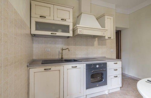 Monforte d'Alba Apartment | Cosy apartment for 4 people with WIFI, pool, TV and balcony, close to Alba